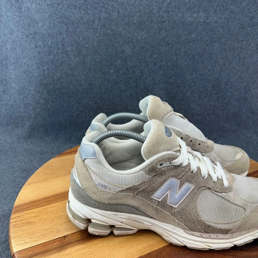 New Balance Trainers Sz 9.5 Womens Brown Driftwood Sandstone 2002R Running Shoes